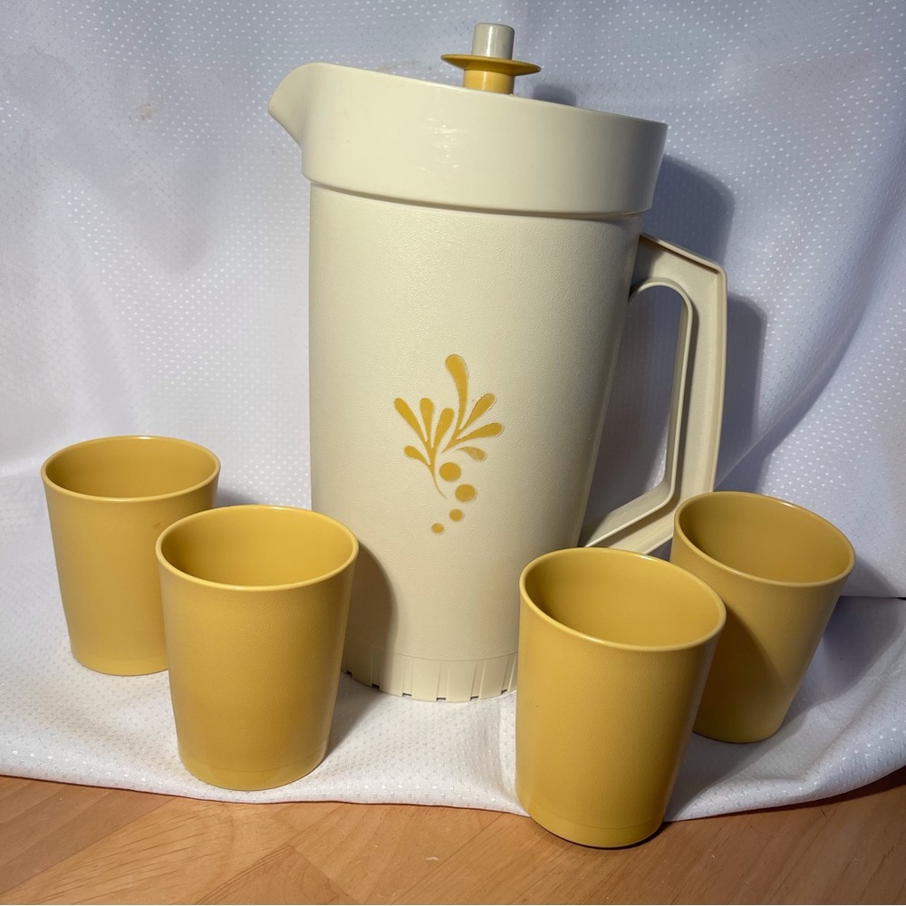 Tupperware Pitcher & Tumblers Vintage Gold & Cream Push Top